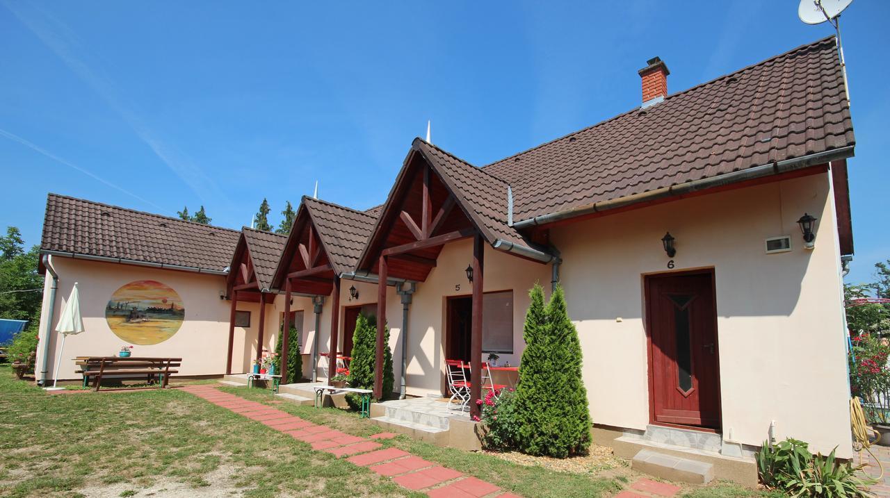 Pension Elisabeth Balatonlelle Buitenkant foto